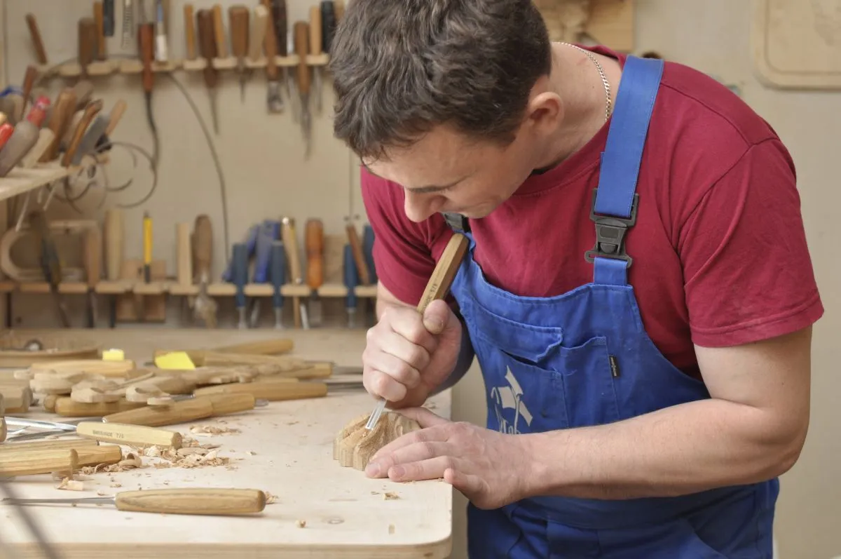 How to Choose a Carved Wooden Item How to Choose a Carved Wooden Item