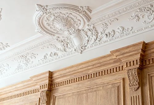 Ceiling Molding and Wooden Trim &mdash; Harmonious Combination of Classic and Natural Styles in Interior Design