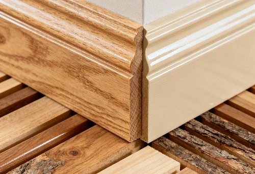 Wall corner with solid wood and polyurethane skirting boards