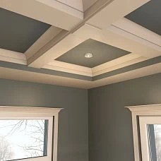 Wooden cornice KZ-016 with ideal square proportions in the interior.