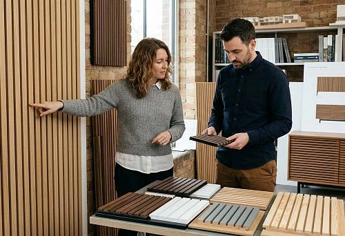 Slat wall and furniture cladding: choosing material, color, and panel format for interiors