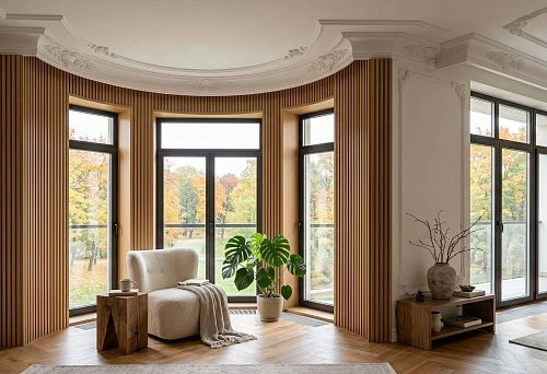 Stucco decor and wooden slats for bay windows and panoramic windows: how to design a complex window area
