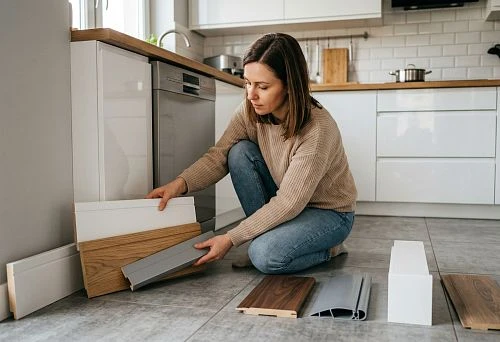 Choosing a floor skirting board for the kitchen by color, shape and material