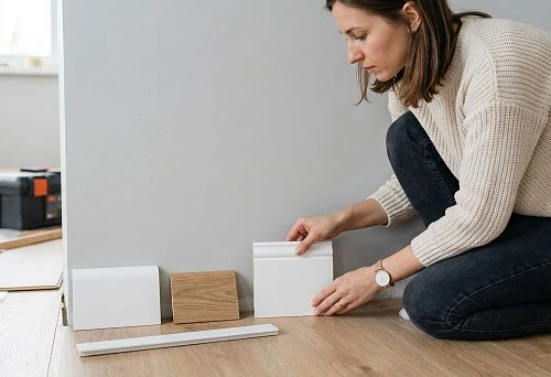 Skirting board for laminate in the interior with selection by color and height