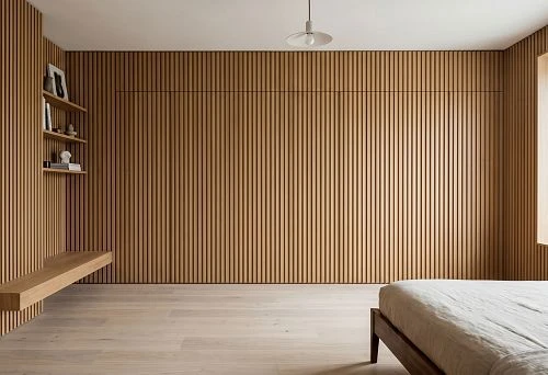 Slat panels and a built-in wardrobe in one wall finish