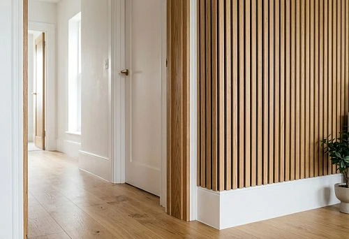 Slat panels at the door and opening with a neat joint