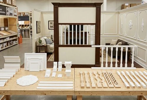 Flat balusters and polyurethane decor for a decorative partition in the interior