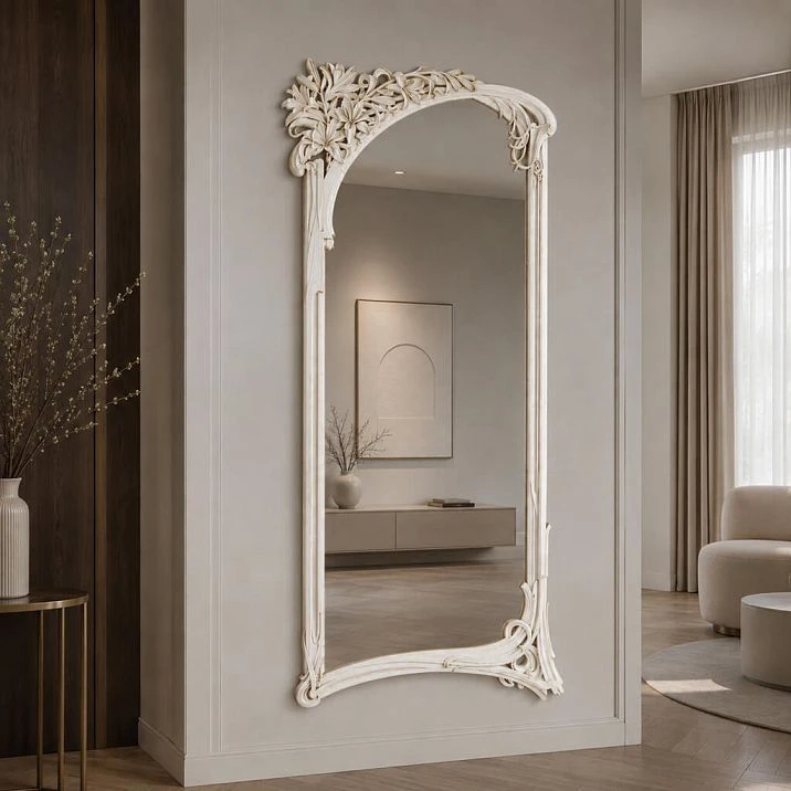 Frame RM-018 for a mirror in an elegant classic interior.
