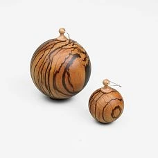 SUV-002 Christmas balls made of walnut, warm brown tone for refined New Year&rsquo;s decoration