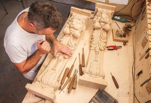 The master manually carves ornamental patterns into solid wooden items.
