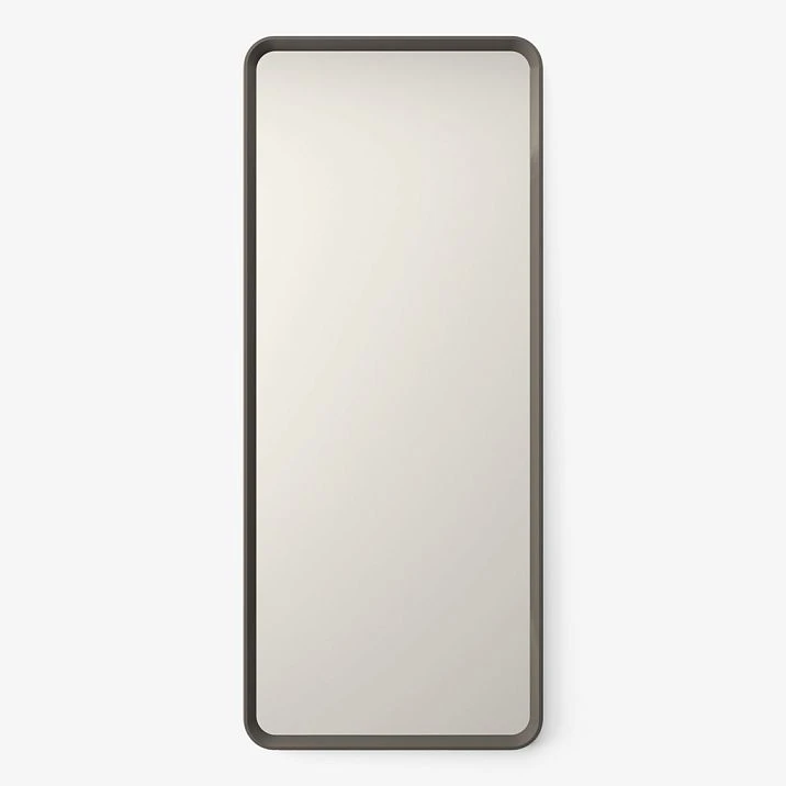 Close-up of the beech wood texture used in the design of the Aurora 008-007 mirror