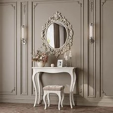 Estelle 008-001 mirror in a wooden frame in the interior